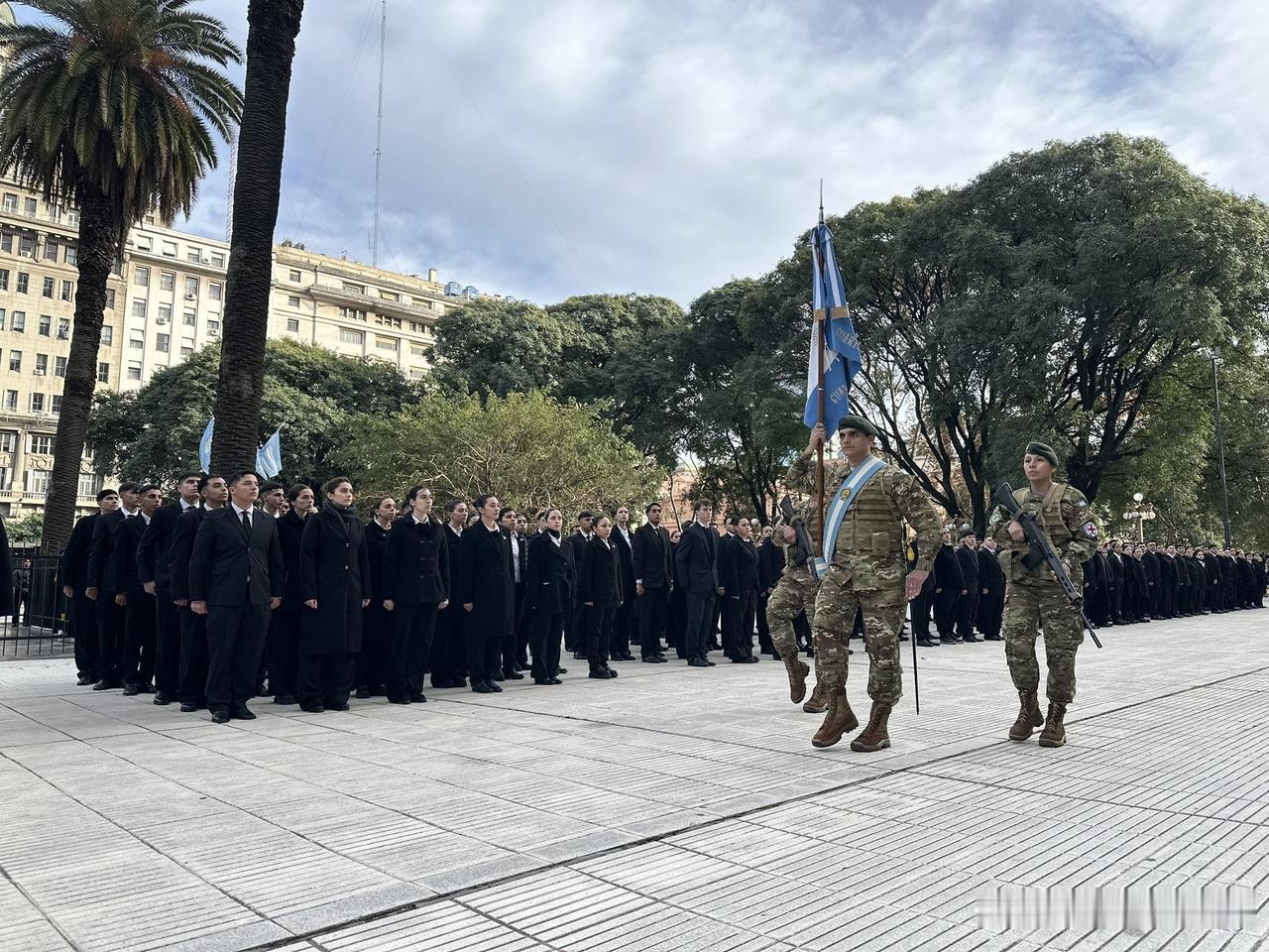 阿根廷国旗日，也是国耻日。阿根廷举行盛大仪式庆祝国旗日，同时纪念根廷国旗的设计者