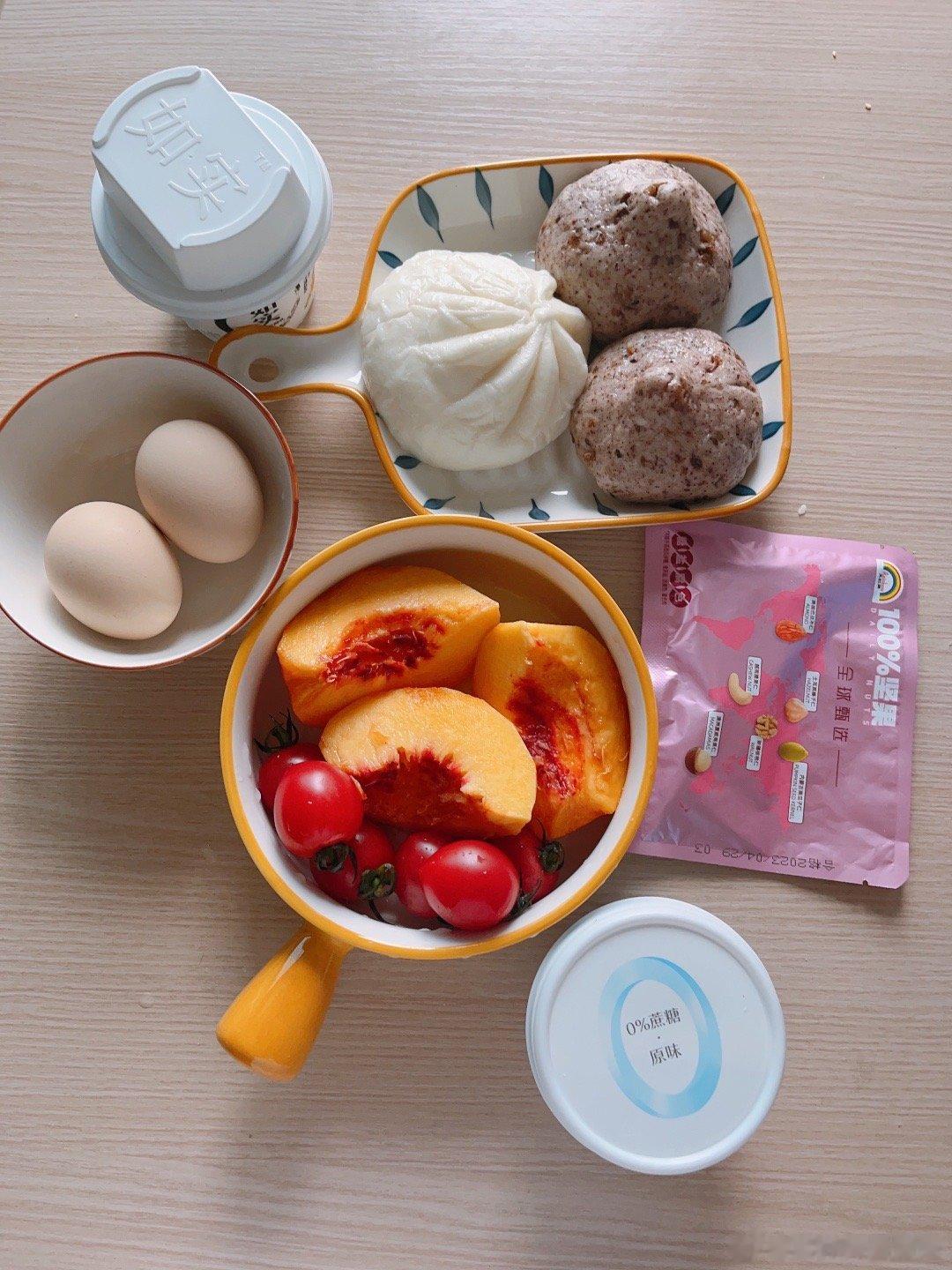 #无意识减肥却能变瘦的习惯##这个问题吃什么# 今日早餐：杂粮馒头、原味酸奶、混