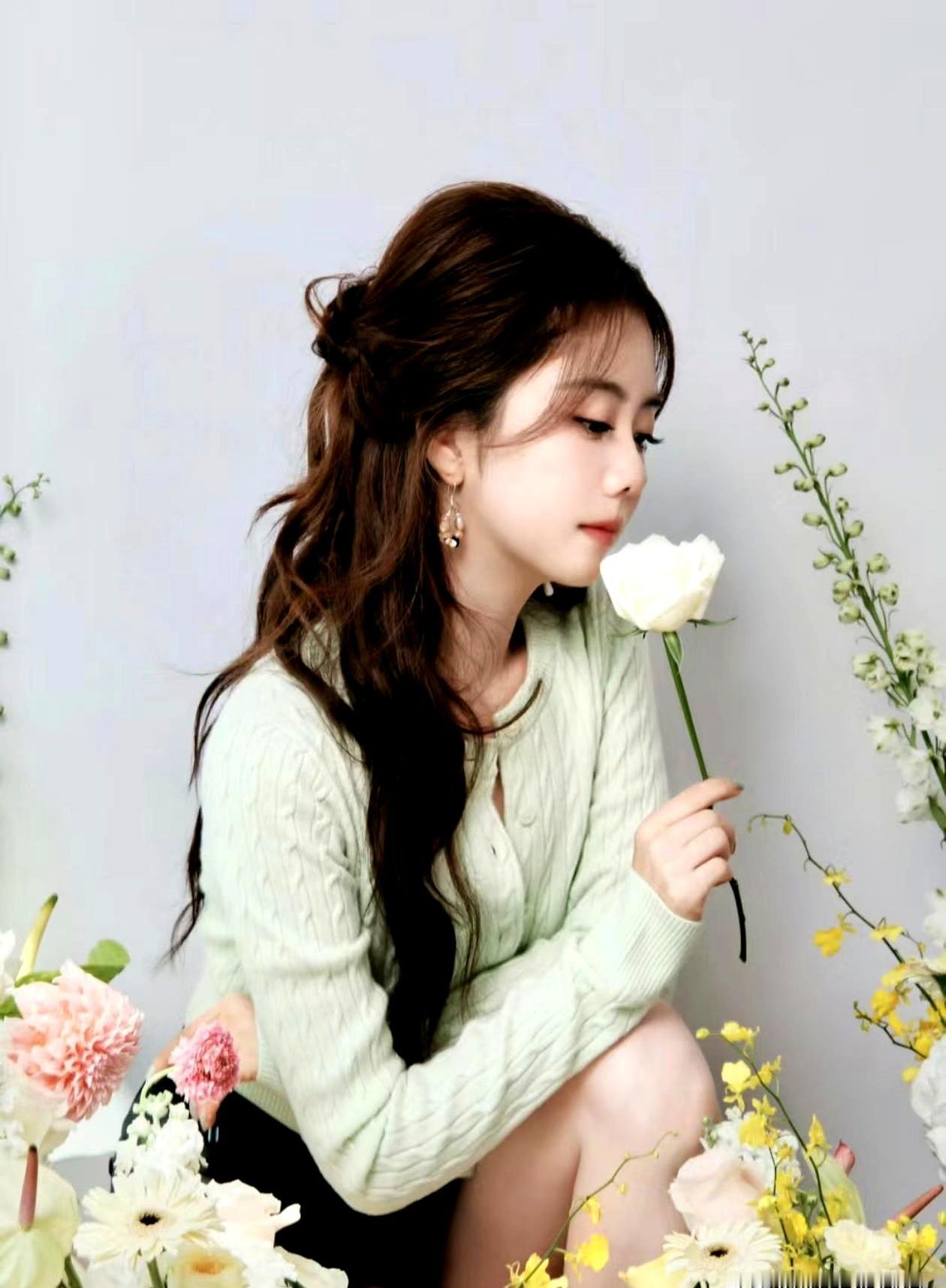 如果再拍一部类似题材，谭松韵的青春校园剧还是让人期待啊！
 

讲真，谭松韵那张