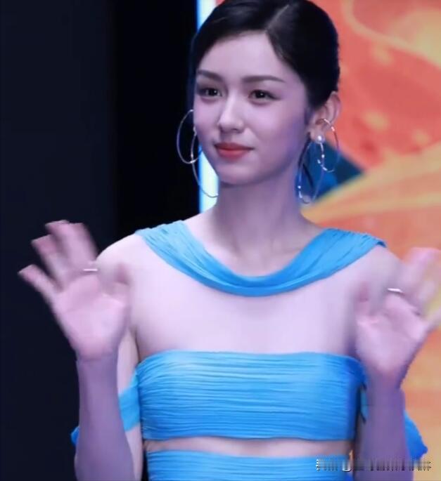 #周也黑脸#
上一个被央六点名的还是吴谨言，虽然耍大牌那件事是吴谨言团队的问题，