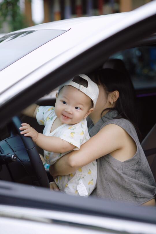七月龄小孩哥开车带妈妈去度假啦！