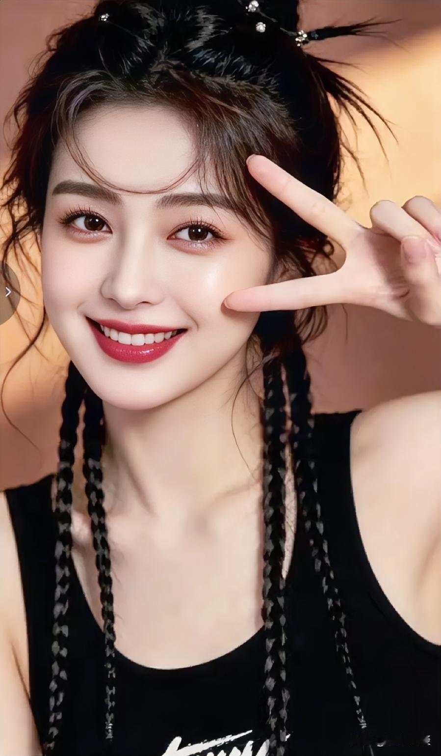 这位小姐姐在比“V”手势，微笑得很甜！