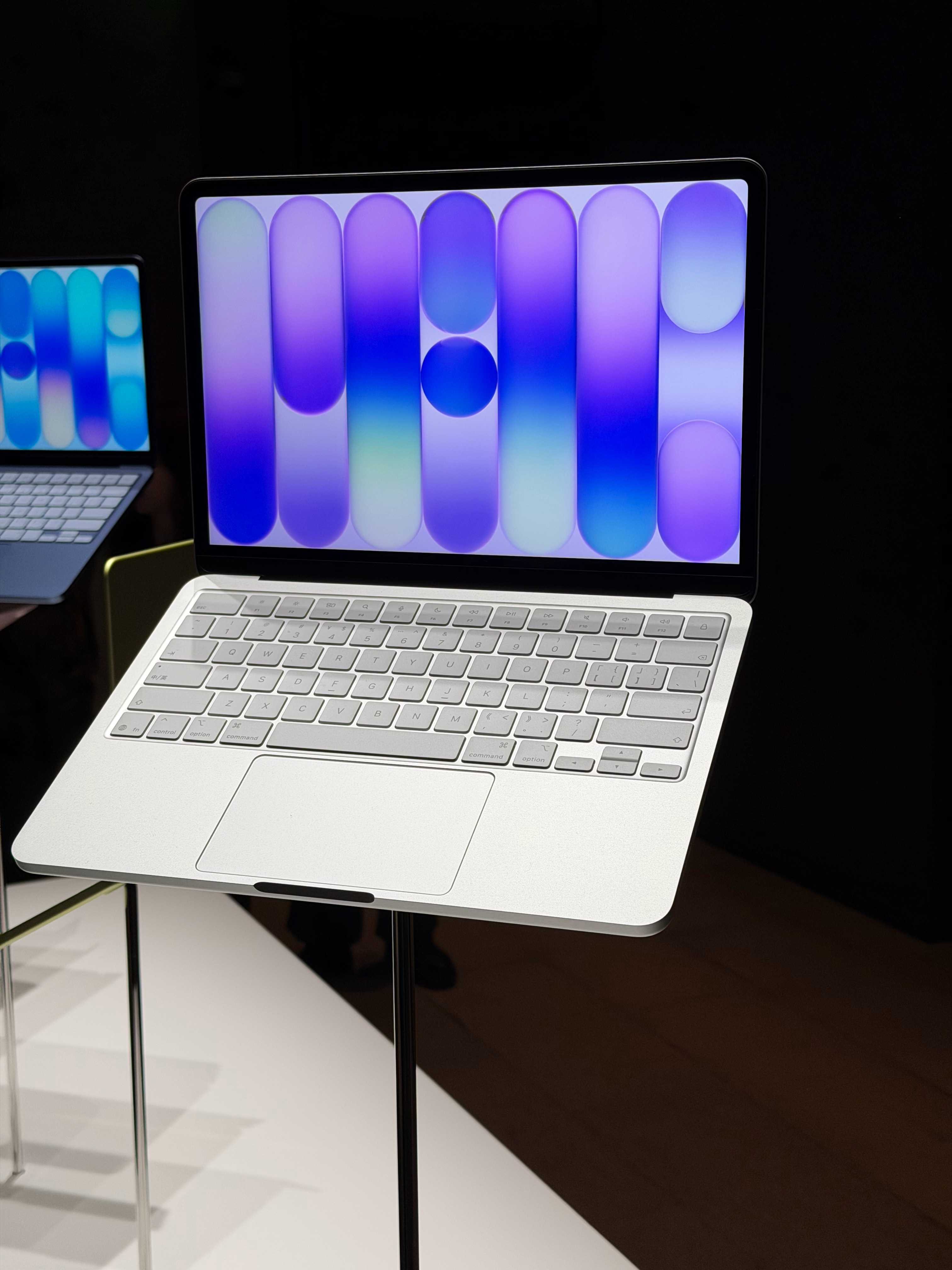 MacBook Neo 四款颜色真机实拍，大家最喜欢哪个颜色？ 我们的上手视频在