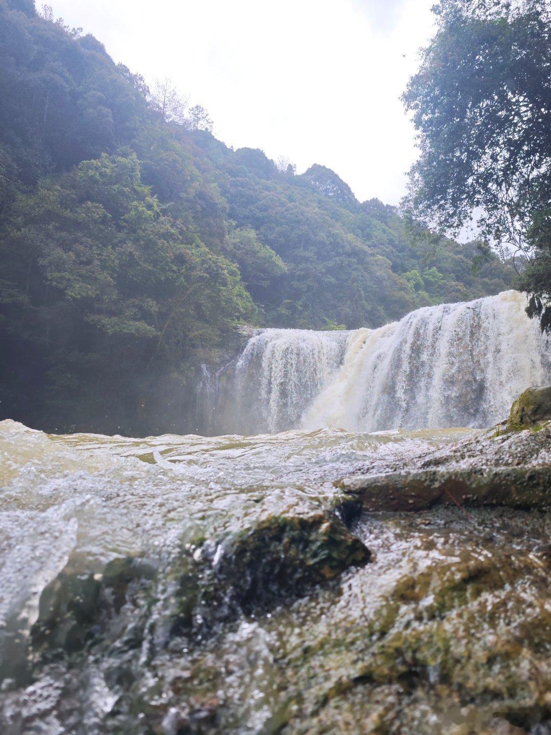 奔波了一路，终于到了[比耶]昨晚雨下得实在大，水都是混的，但景是真的好[打cal