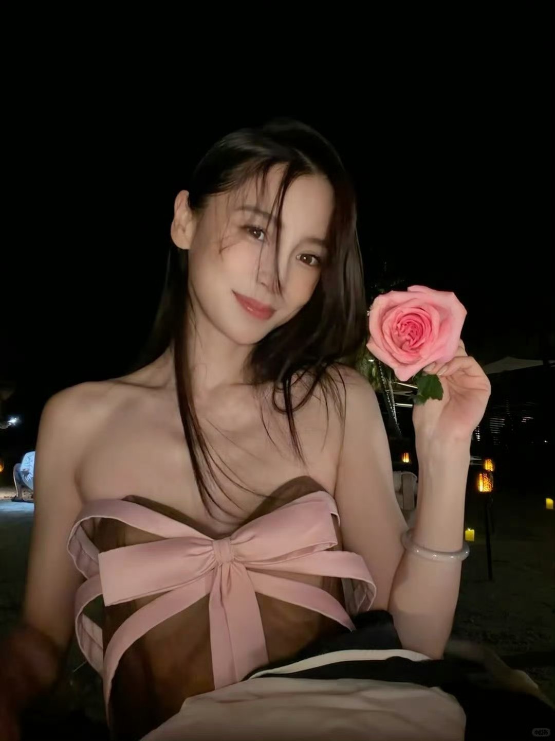 Angelababy拿玫瑰花自拍 家妻哄我的小把戏而已
