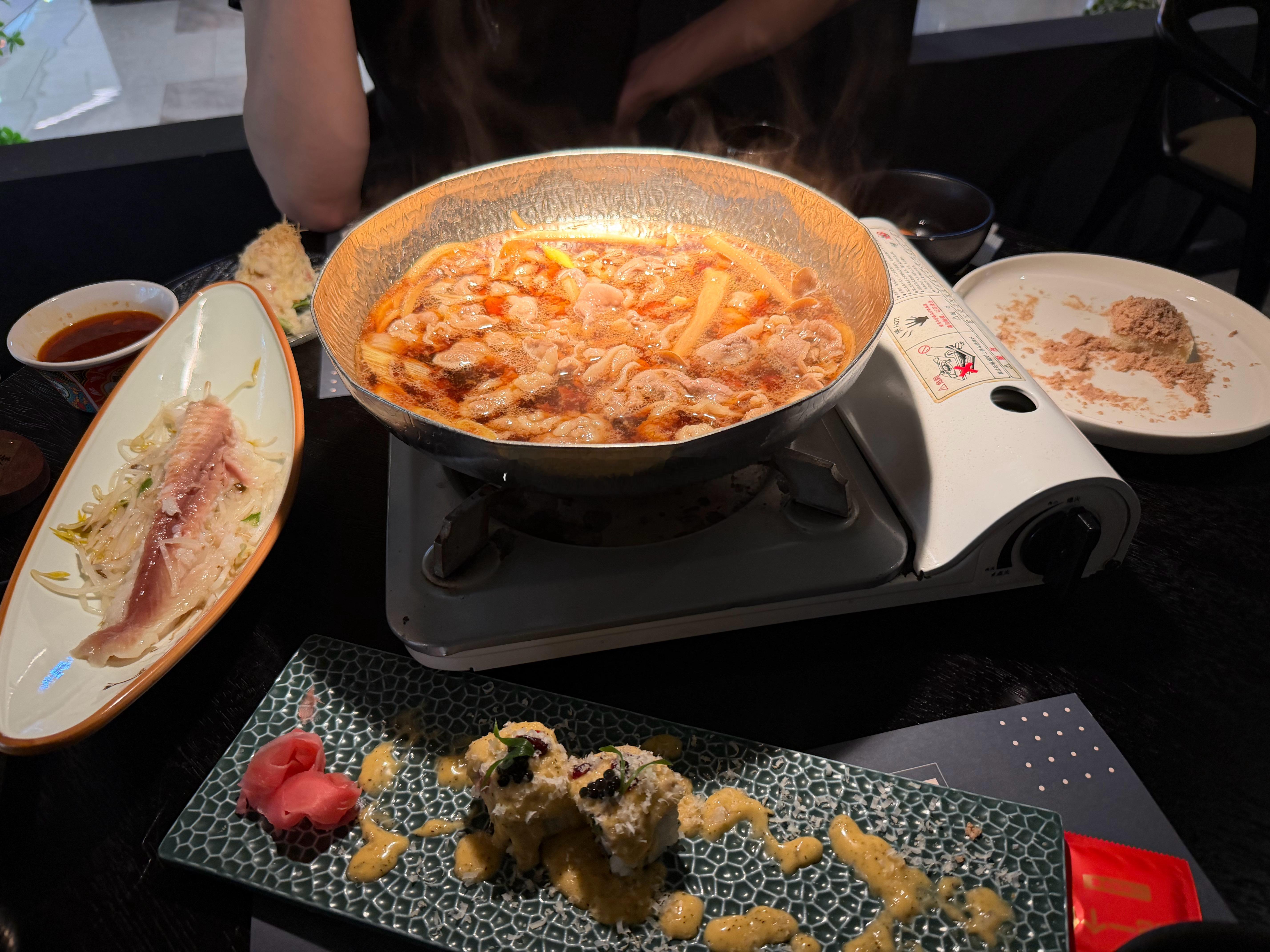 不论如何 哎呀 没什么好说的啦 小哥哥今天还是请我吃了午饭的，哎呀 受不了自己啦