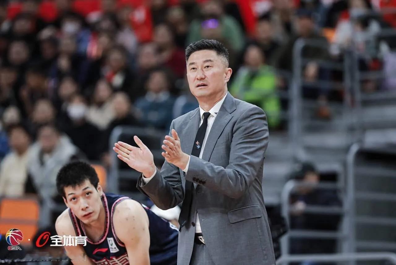广东宏远男篮战胜上海男篮，这两点是球队获胜的关键

1、胡明轩和沃特斯进攻表现稳