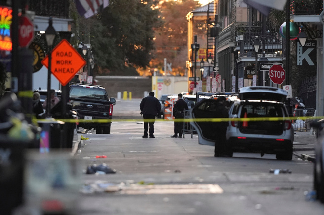 目击者称美冲撞行人司机下车后扫射人群 CNN等多家美媒报道，冲撞事件已经导致15