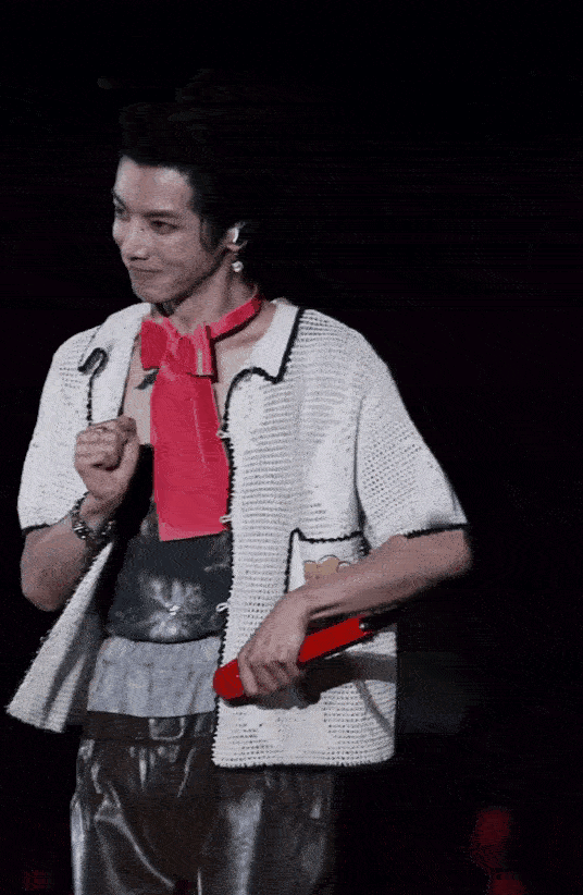 华晨宇
综艺感特别好 情商特别高
人也非常低调
该说话的时候就说话
不该说话的时