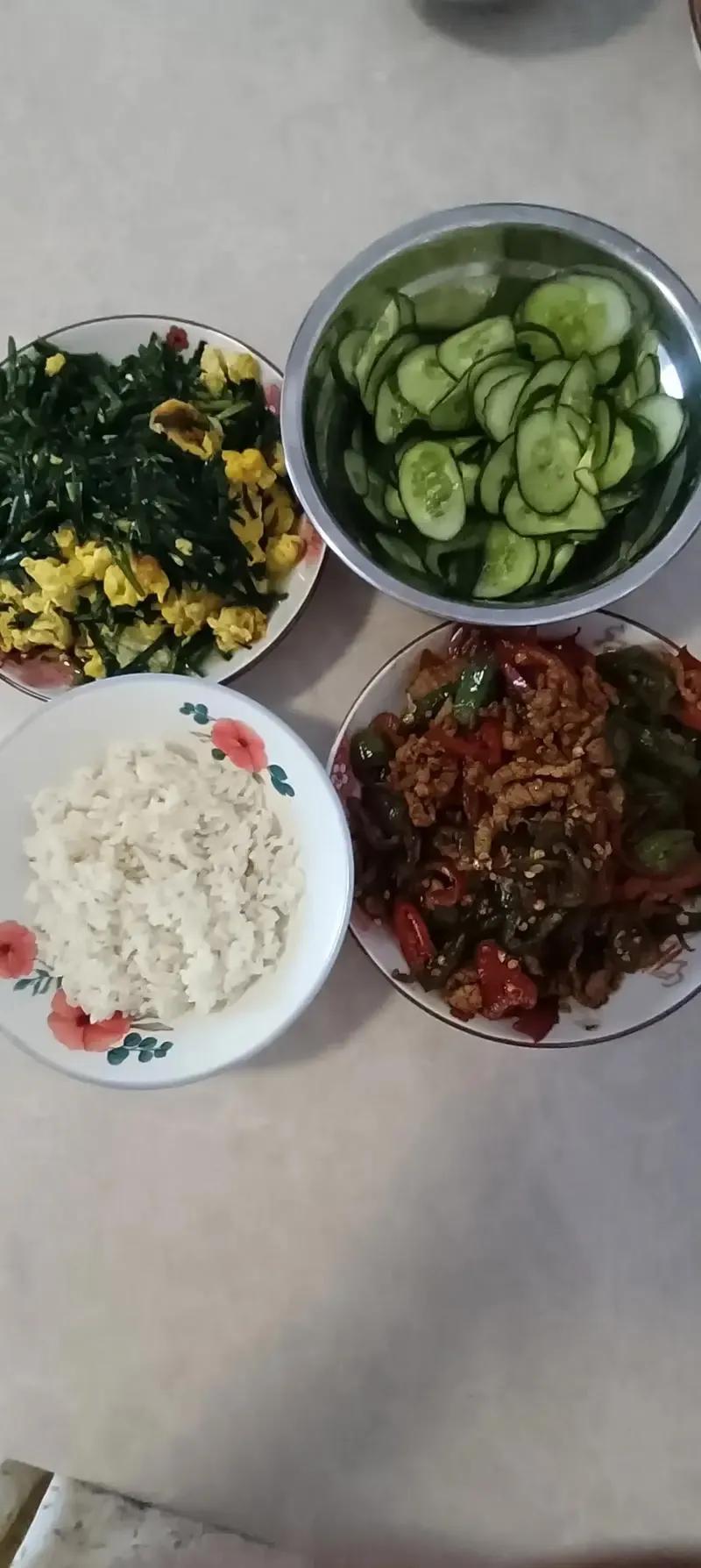 别人的夜晚是用来睡觉的，我的夜晚是用来失眠的，明知道熬夜伤身，可我怎么也睡不着，