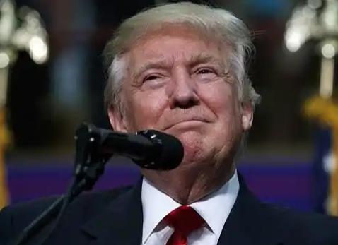 特朗普刚当上总统那年，局座张召忠曾幽默地说过一句：“要是他能连任两届，美国这老大