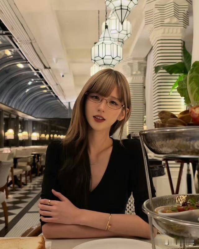 千万粉女网红300元卖自己穿过的贴身泳衣，被发现后，火速注销账号！
 
近日，网