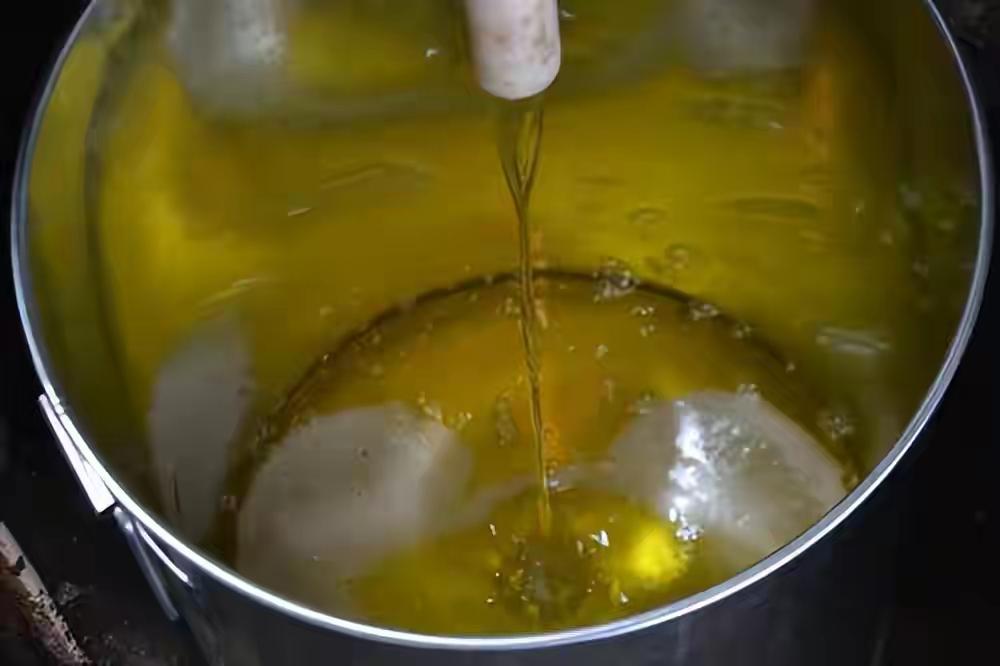 农村自榨花生油的醇香，是不少农家灶台的日常味道，说其致癌并非否定自榨工艺本身，而