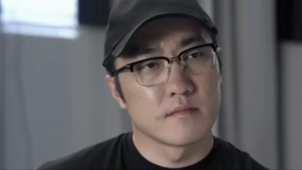 王自如被限高坐绿皮火车

昔日数码圈顶流蹲在过道啃面包，皱巴巴的T恤配旧电脑包，