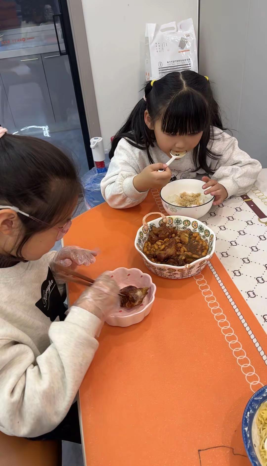 三个娃，一人扛，没伸手要过谁帮忙。
别人说你太硬气，她说：我娃笑得响，比啥都强。