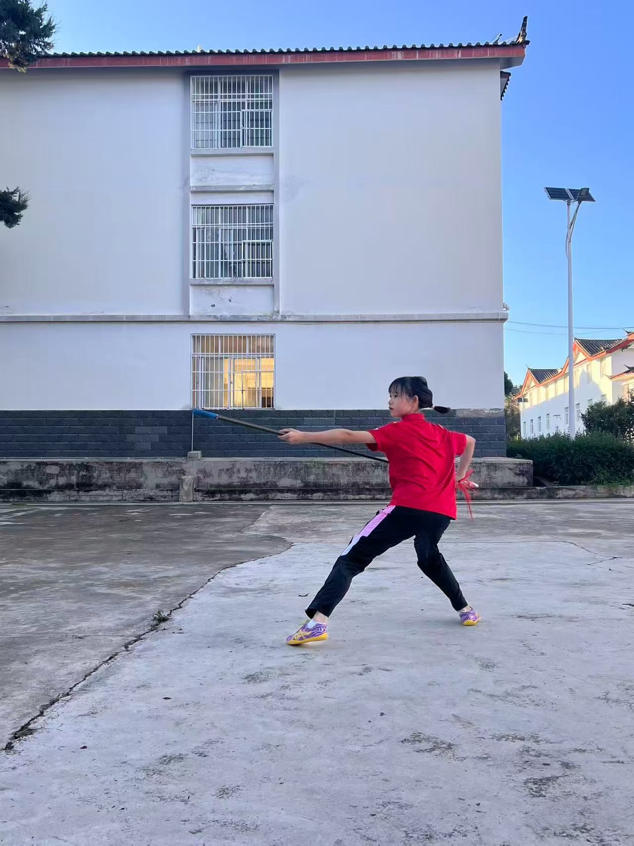 小姑娘耍花枪，我一时技痒，忍不住，借过来耍一套，轮转如飞，忘了拍一下视频…… 