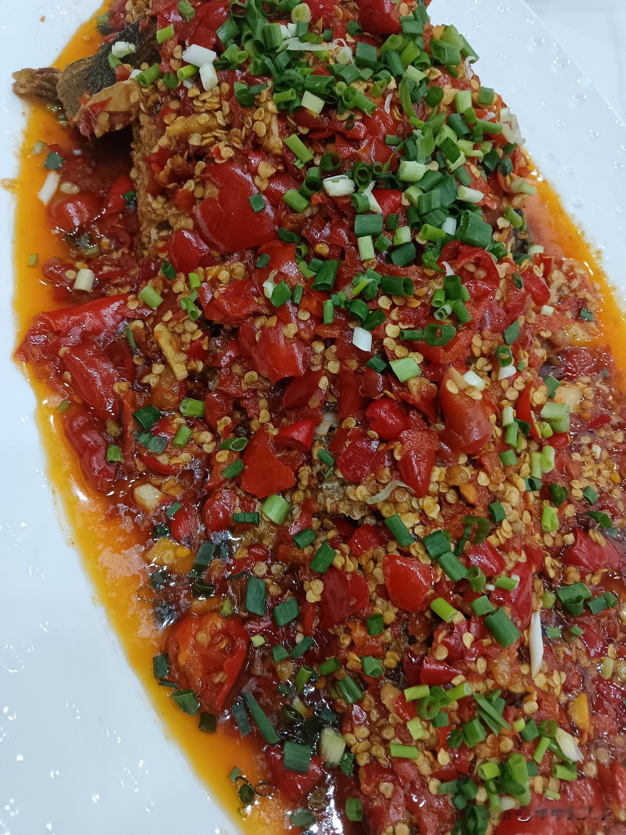 这道糟辣鱼是我们这里的特色菜，不管是家宴，席宴都是不能落下的，特色就是外焦里嫩，