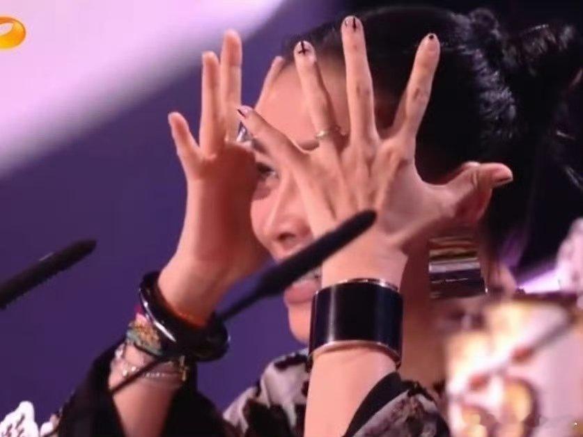 救命！何炅喊严肃，那英直接开团唱栀子花开，华晨宇秒跟，笑不活了！ 