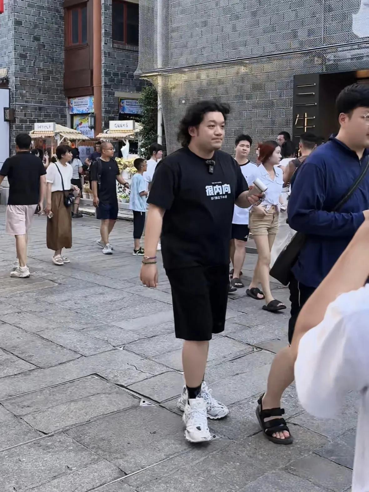 28岁尤浩然在江西街头出现，和当初《家有儿女》里的小雨完全不一样了，看起来好成熟