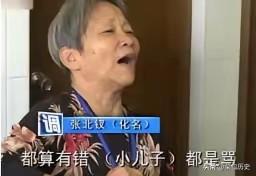 断臂男子独自赡养父母20年，为还外债卖掉老房子，谁知母亲偷偷给国外的3个儿女打电