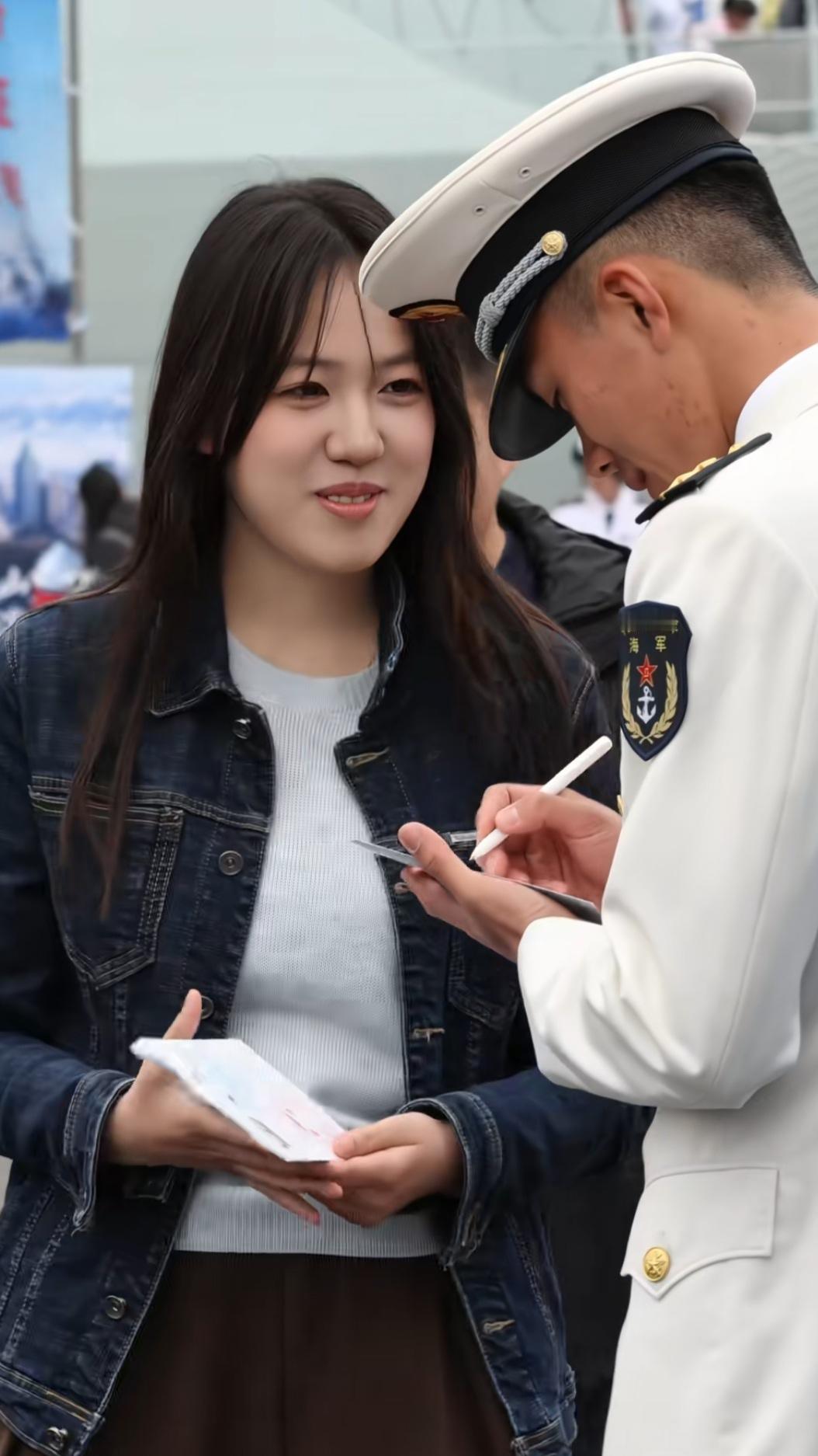 女孩这眼神那么甜美，这笑容那么幸福，满眼都是发自内心的欣赏和喜欢啊。他们才是男孩