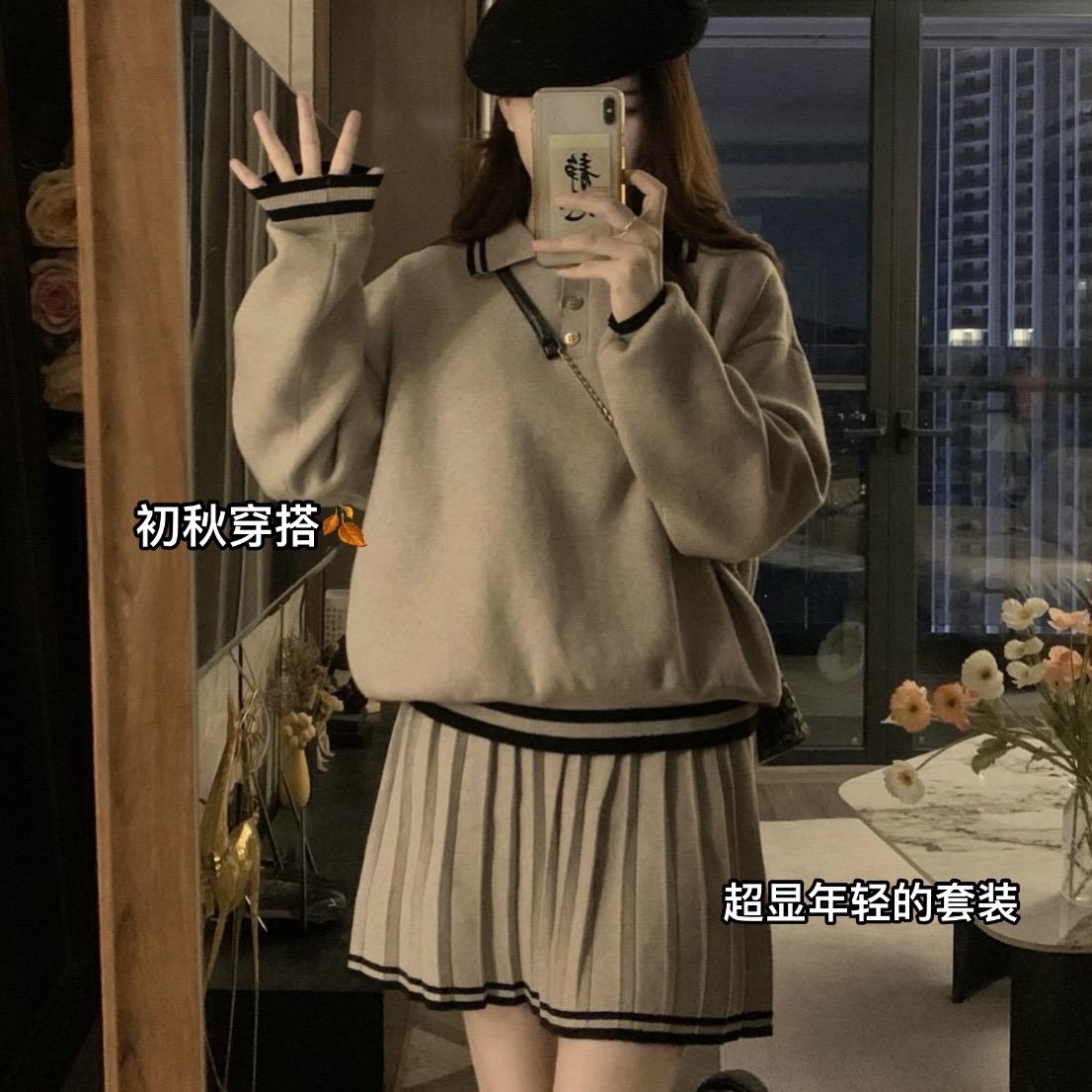 初秋穿搭的学院风套装。