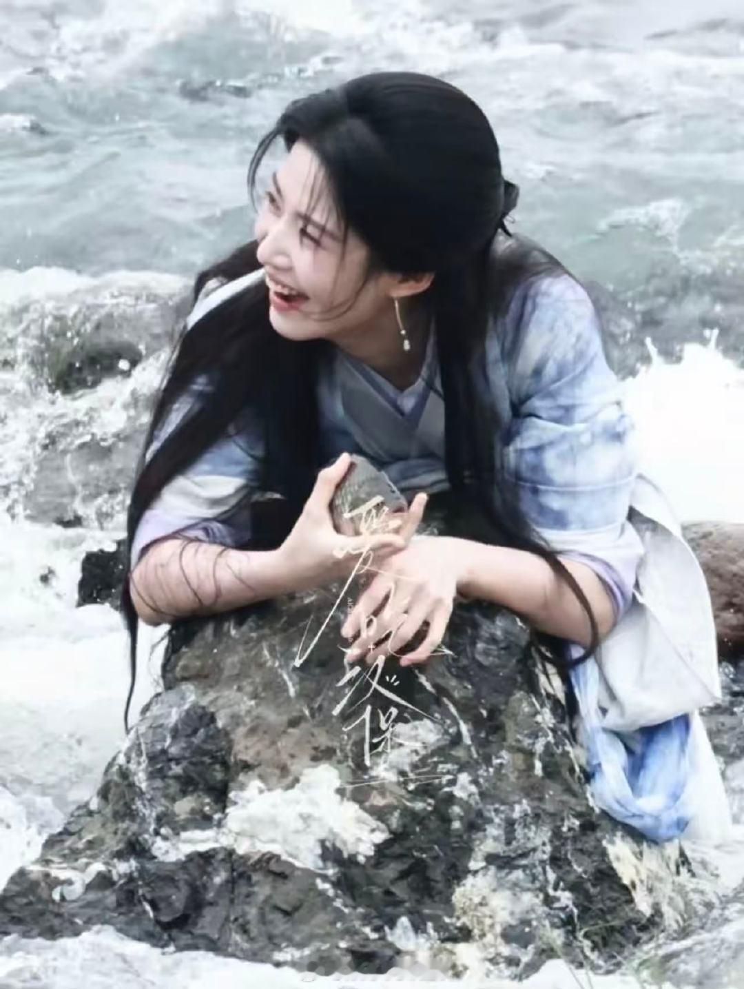 卢昱晓抓鱼卢昱晓抓鱼也这么美！卢昱晓抓鱼也这么美