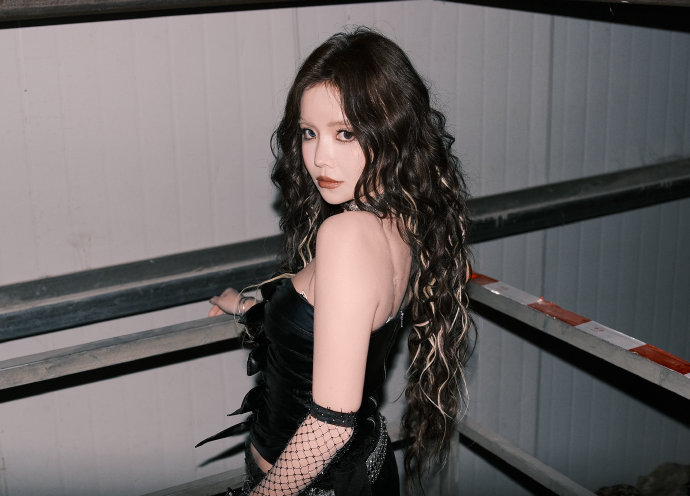 安崎腰身比安崎二公好辣安崎二公舞台造型炸裂吸睛，吊带皮衣搭配黑裤酷飒十足，绝美腰