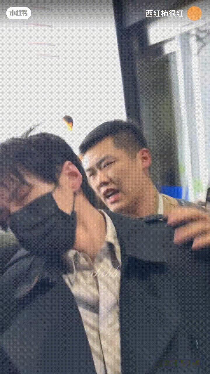 何与被门帘扇了一巴掌隔着屏幕都觉得很痛的样子，脾气也太好了吧？ 