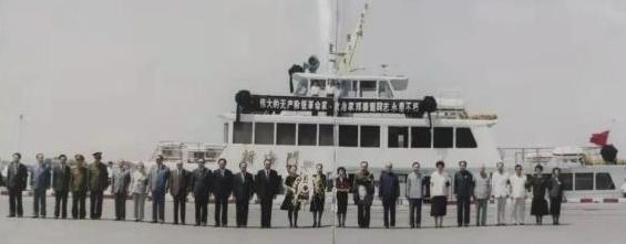 1992年7月18日中午12时15分，天津海河两岸的船只齐声拉响汽笛，送别一位伟