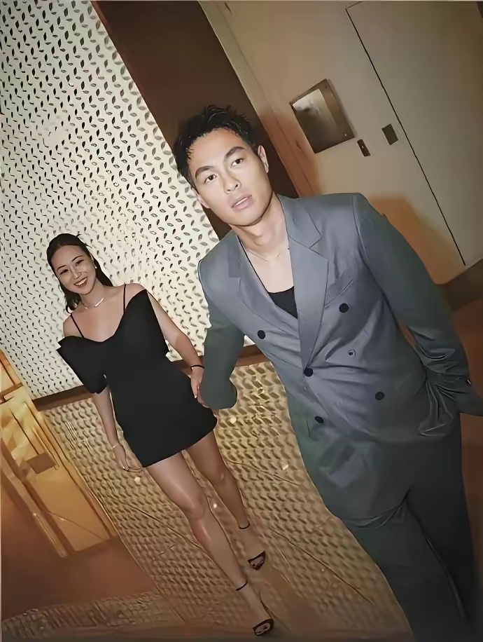 没想到他俩是一对呀 