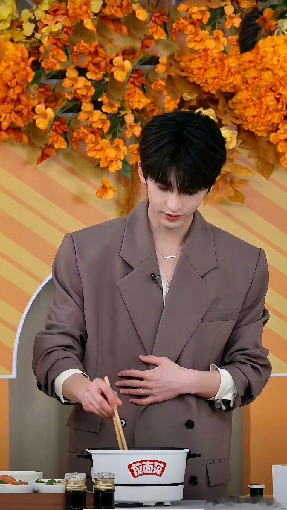 张凌赫直播状态，人夫感好强[舔屏]顺毛就是学长啊 ​ ​​​