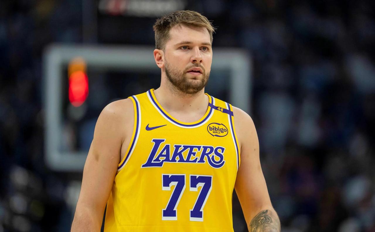 东契奇损失惨重！
 
NBA官方突然宣布，湖人队的绝对主力东契奇因为本赛季累计十