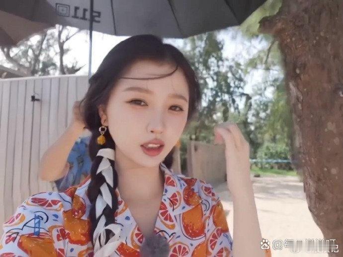 丁禹兮追着给虞书欣打伞 ，胳膊都快伸出二里地了 