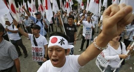 日本爆发数十年空前反战浪潮 十余万民众集会抗议 力促首相辞职护守和平宪法
 
　