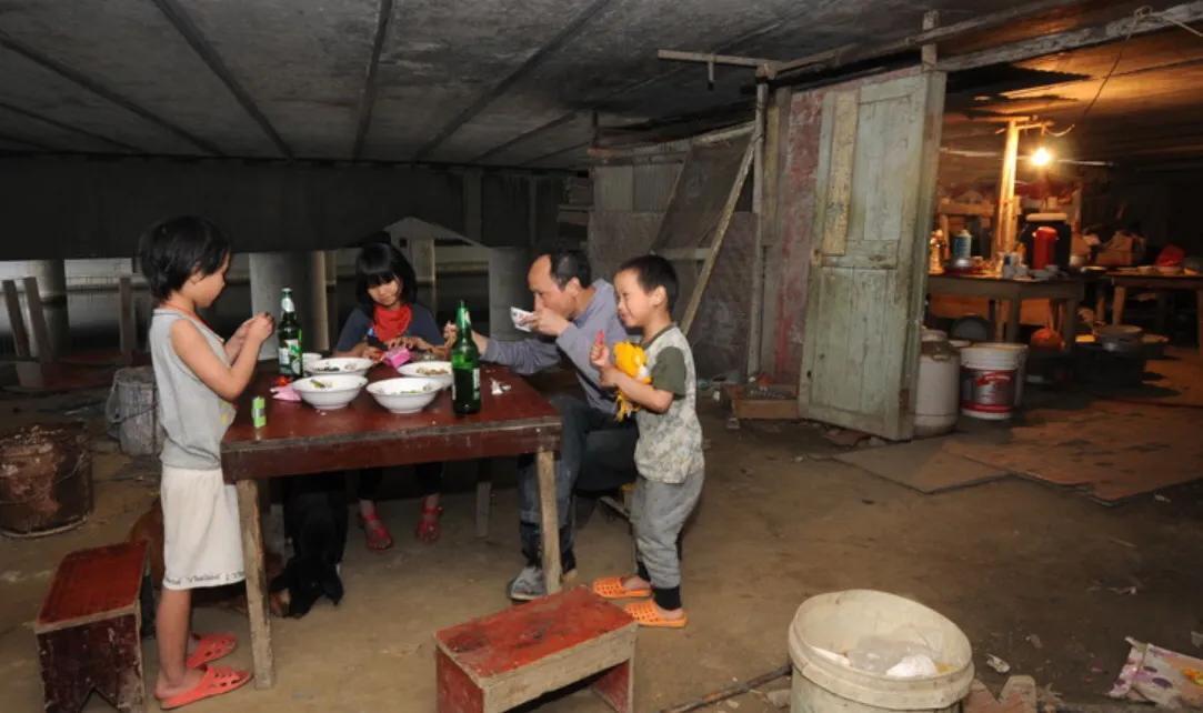 2000年，浙江嘉兴一桥洞下住着一对夫妻，蜗居10年生4个孩子，与老鼠为伴。谁料