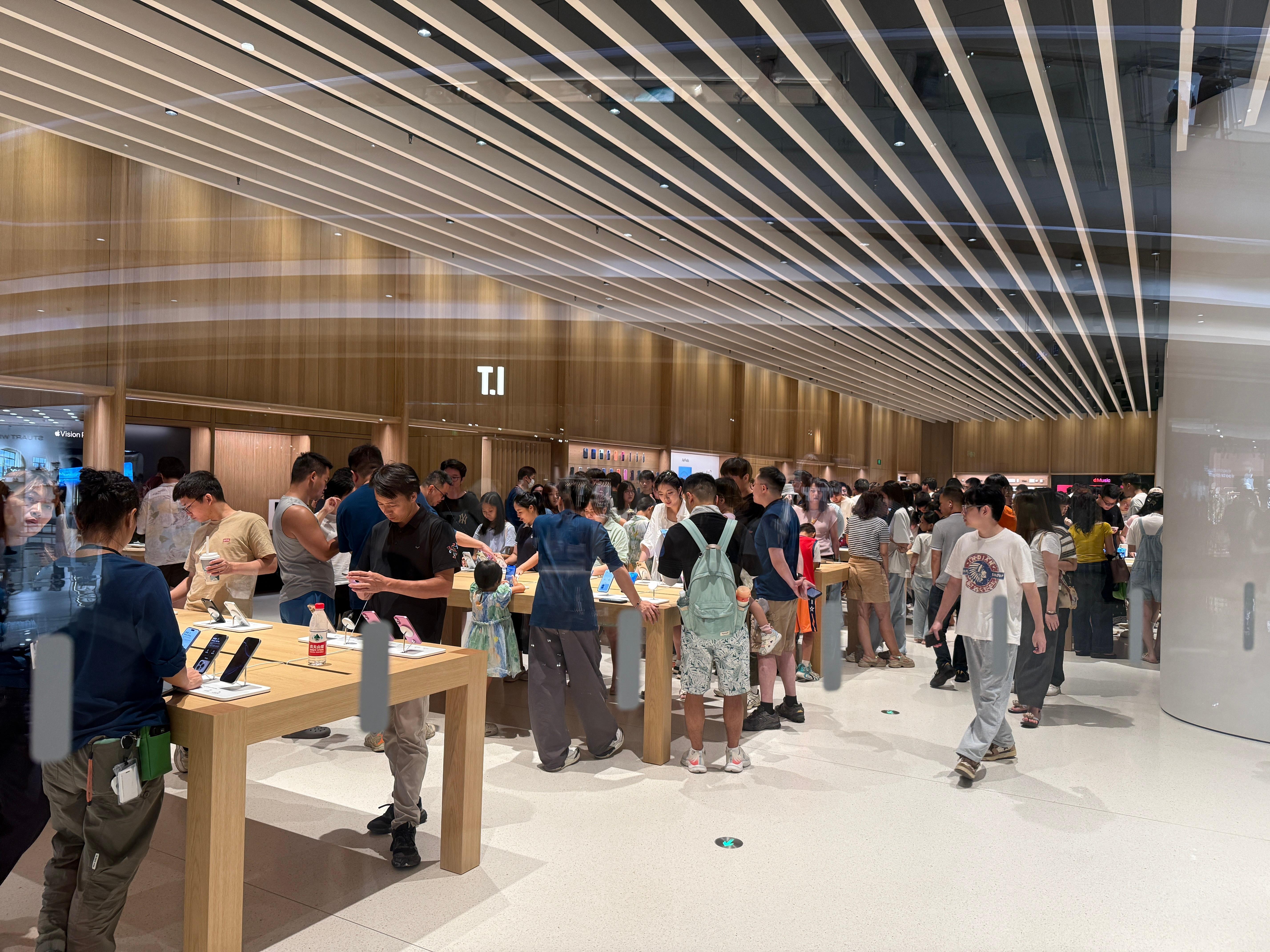 苹果在壹方城开了一家自营店，两站地铁就到了，以后再不用去益田假日广场了。  ​​