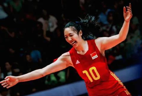 那个叫“阿暴”的姑娘，现在不靠暴力赢球了。
昨晚打天津，她第三局替补上场。
对面