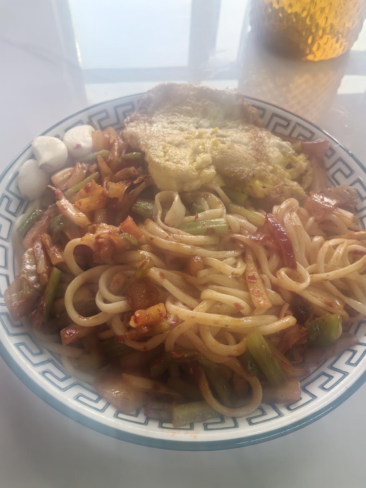 《素食斋》之四十五
每天午餐特色面，
百吃不厌加大蒜。
风味独特你来看，
大家晒