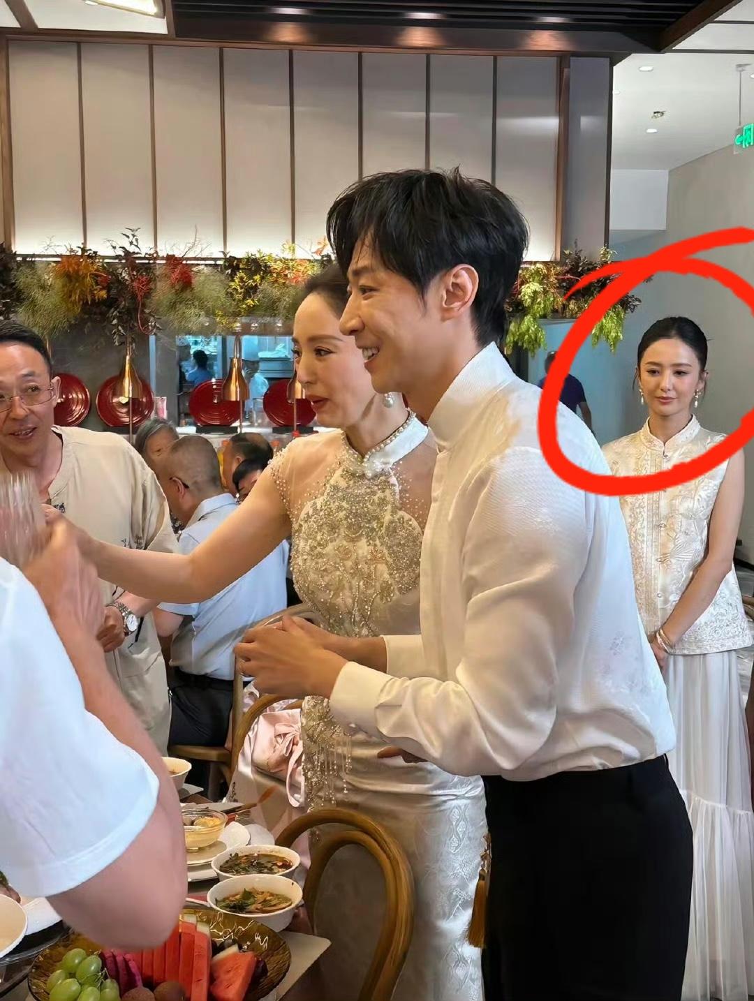 全网都在吐槽董璇的二婚老公，长得太丑了！
瞧这面相就感觉挺花心的，
真担心这个男