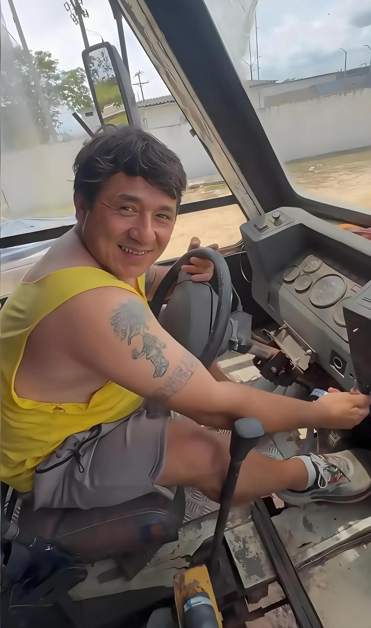 这是成龙在国外开个破车吗？长得也太像了吧！