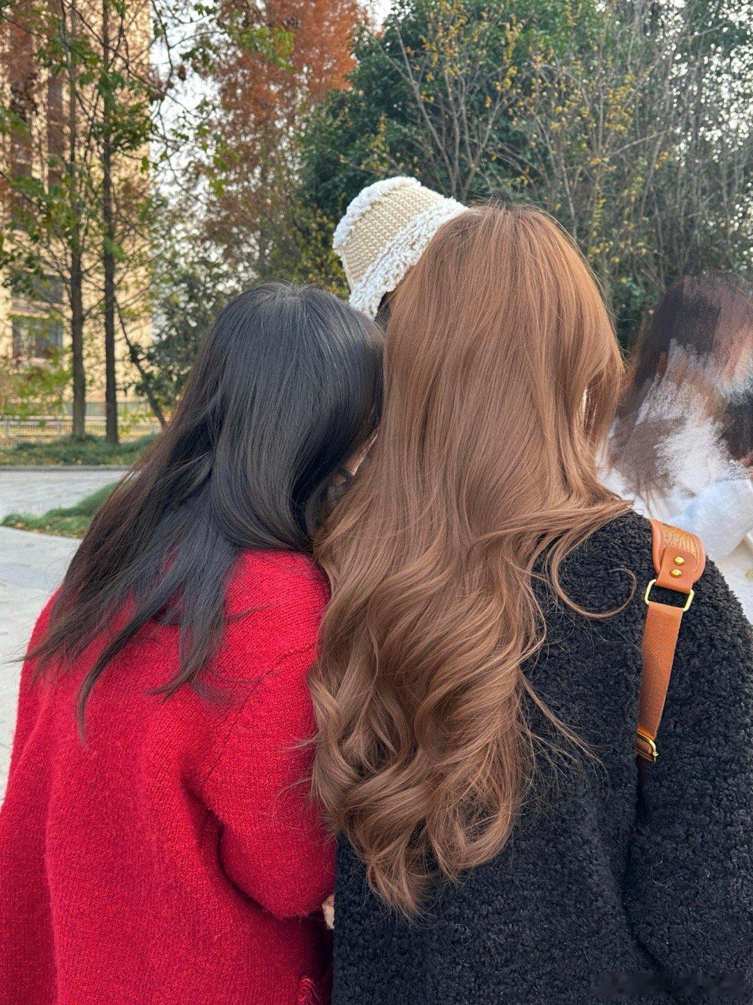 颜值[超话]  这一对比，栗棕确实比黑发韩啊！！朋友拍的背影对比，这一刻才明白栗