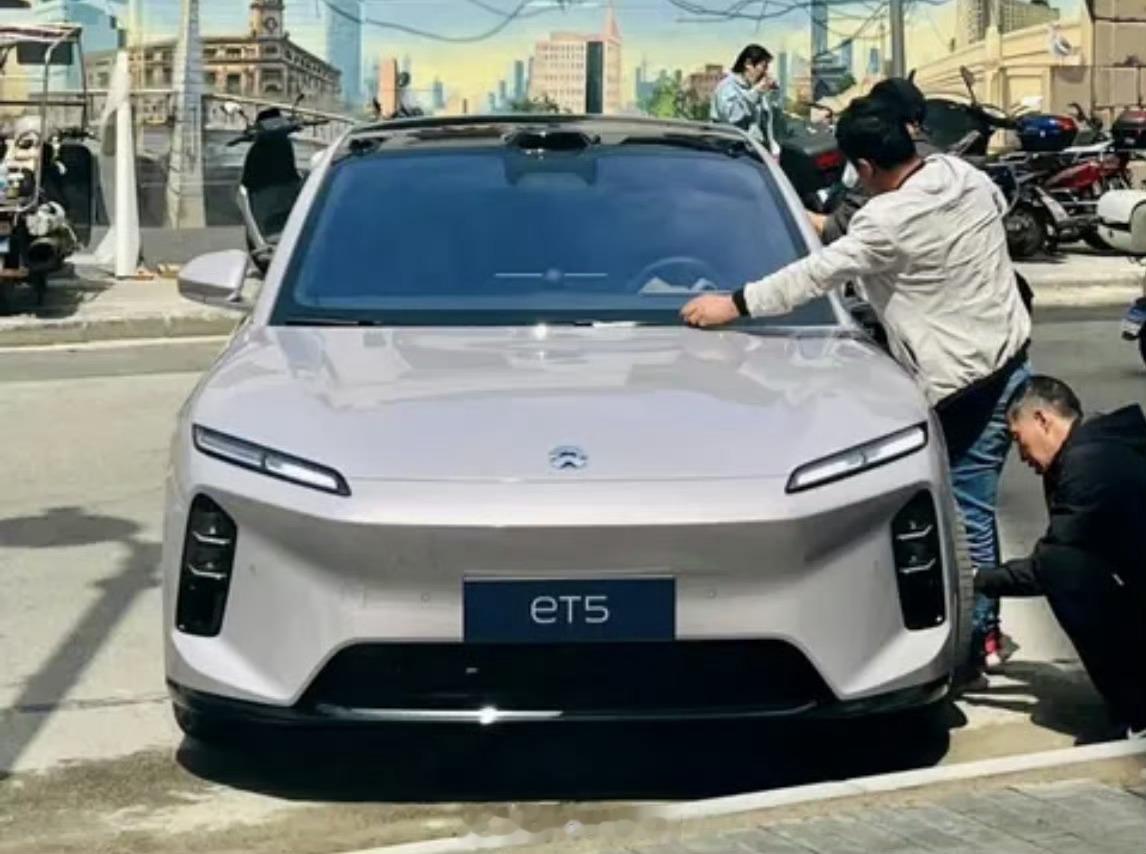 2025 款蔚来 ET5 实车曝光。该车前脸小改、引入蔚来自研辅助驾驶芯片，有望