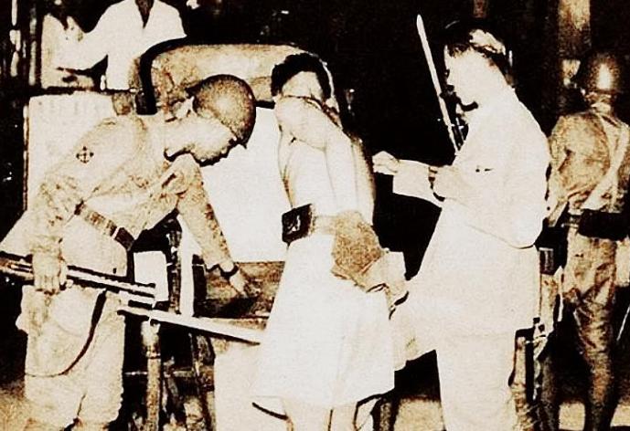 1941年，怀孕7个月的周化祯被绑在刑架上，日军为了逼问她丈夫的下落，竟将烧红的