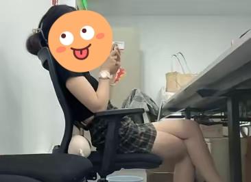 真的是全网两极分化最严重的劳动纠纷！西安这名24岁女生的经历，看完有人共情、有人