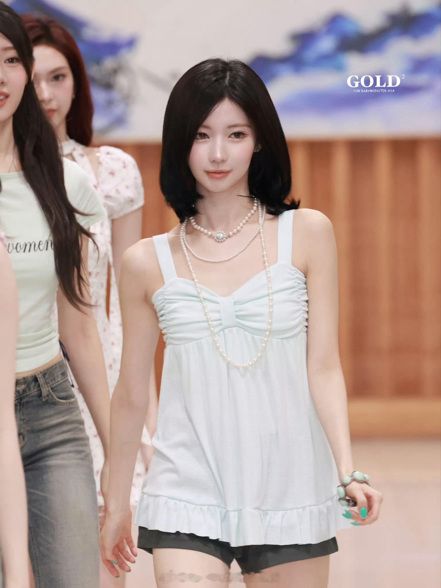 女孩子展示清纯美