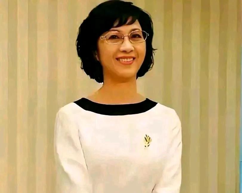 她像一个71岁的人吗？至今还这么知性优雅！根本看不出有过苍老的痕迹。
岁月从不败