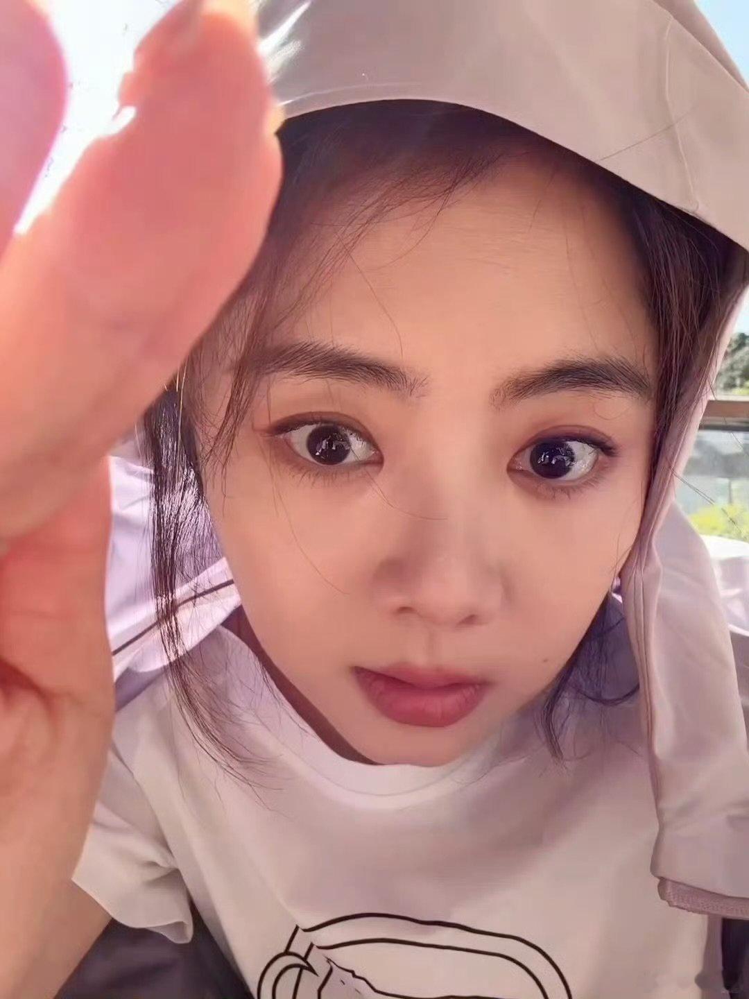 谭松韵晒怼脸自拍照谭松韵拍了拍脸并说怼一下谭松韵晒怼脸自拍照，随意的发丝更添几分