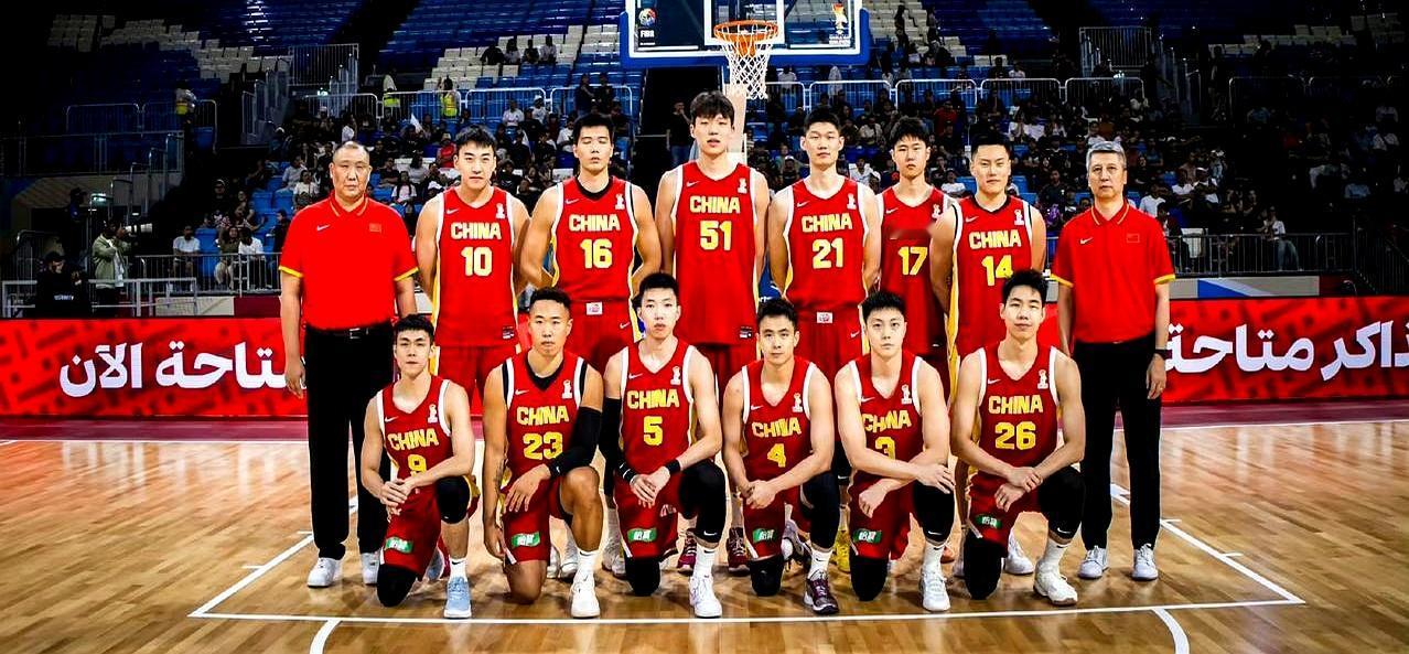 哨声一落，中国男篮大胜卡塔尔时，几件刺眼的真相就冒出来，想装看不见都难。
四个后