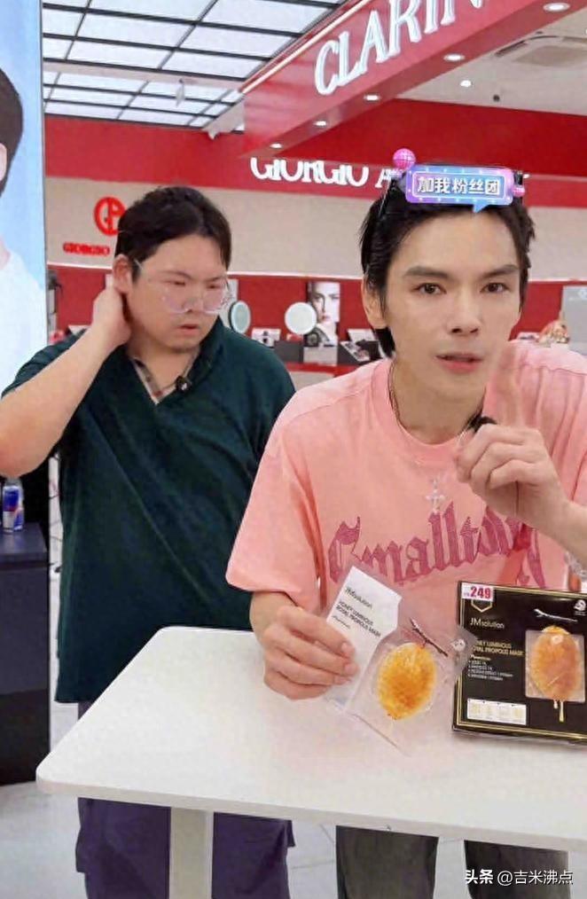 向佐向佑直播卖货1500万，全家断联多年后突然同框，这到底是和解还是演戏？
6月